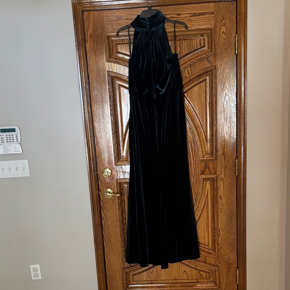 Elegant Green Velvet Halter Dress - Picture 4 of 4